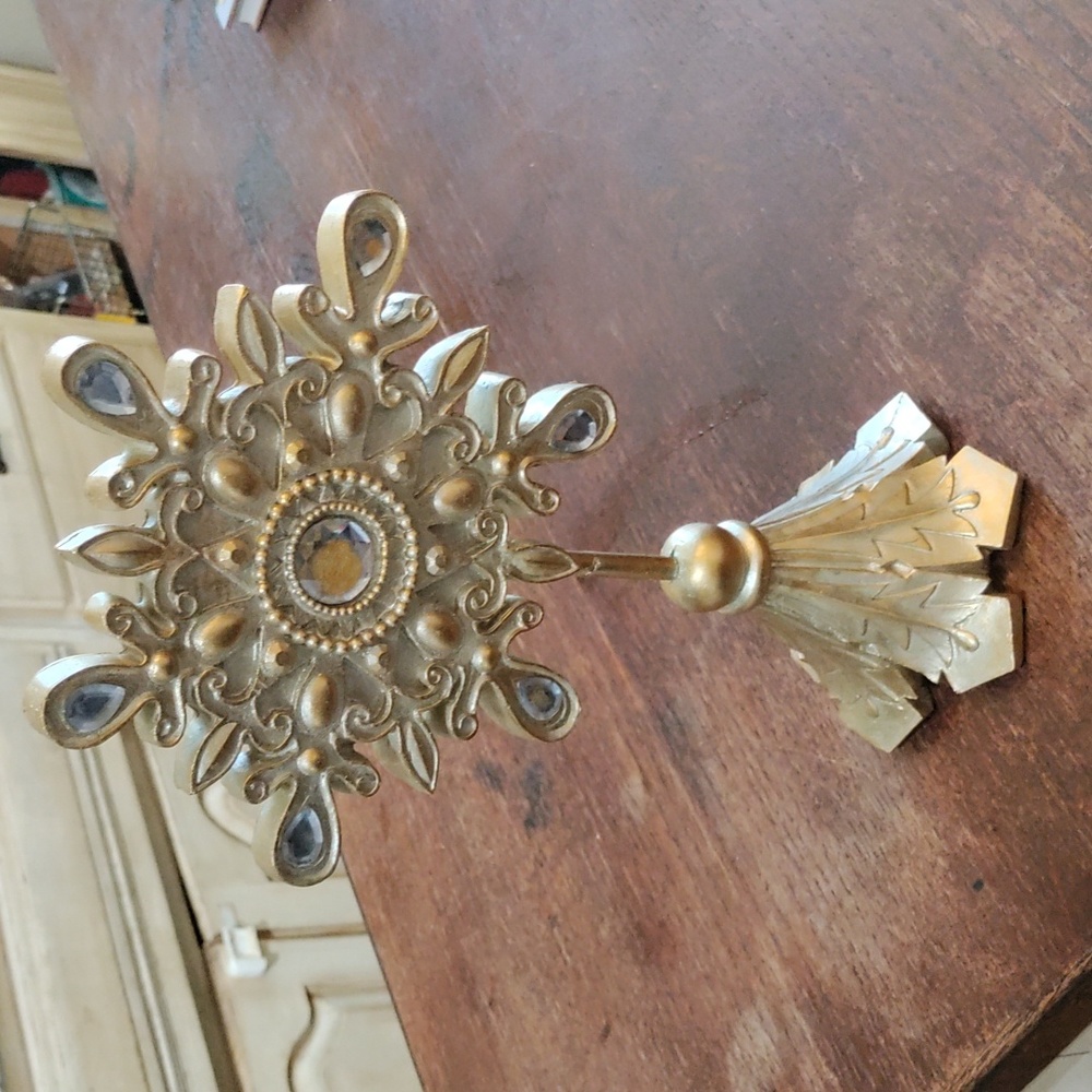 Old east main table top gold snowflake 2DG